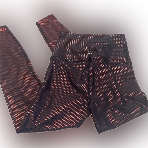 NWOT Pink Metallic/Black Beyond Yoga Leggings - Picture 1 of 4